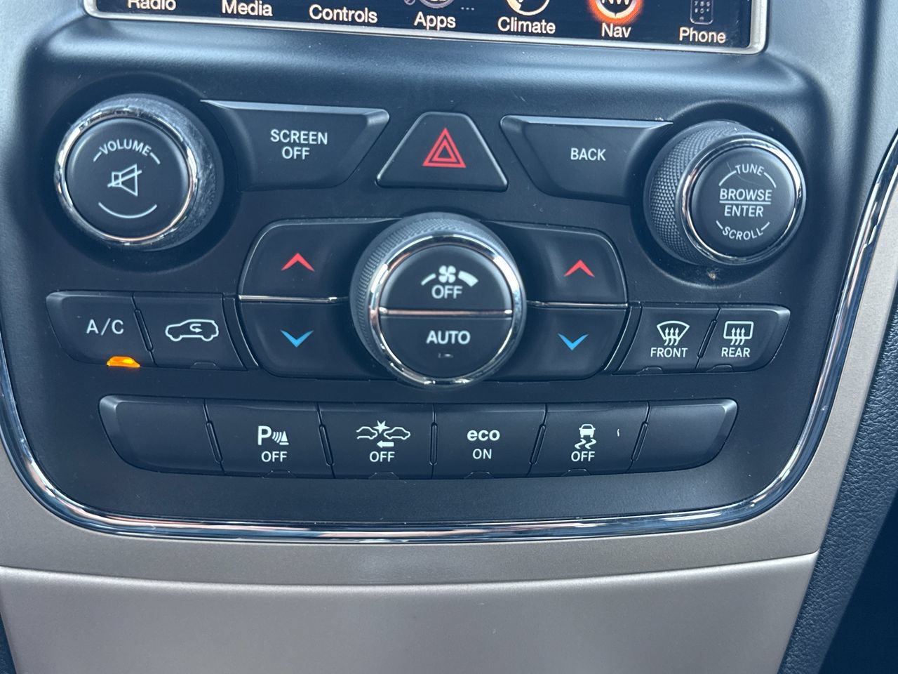 Used 2015 Jeep Grand Cherokee Overland w/ Advanced Technology Group AWD/4WD image 23