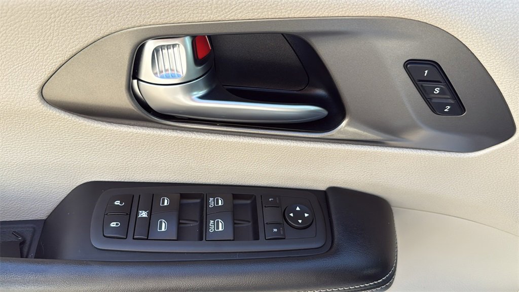 Used 2022 Chrysler Pacifica Touring-L image 18