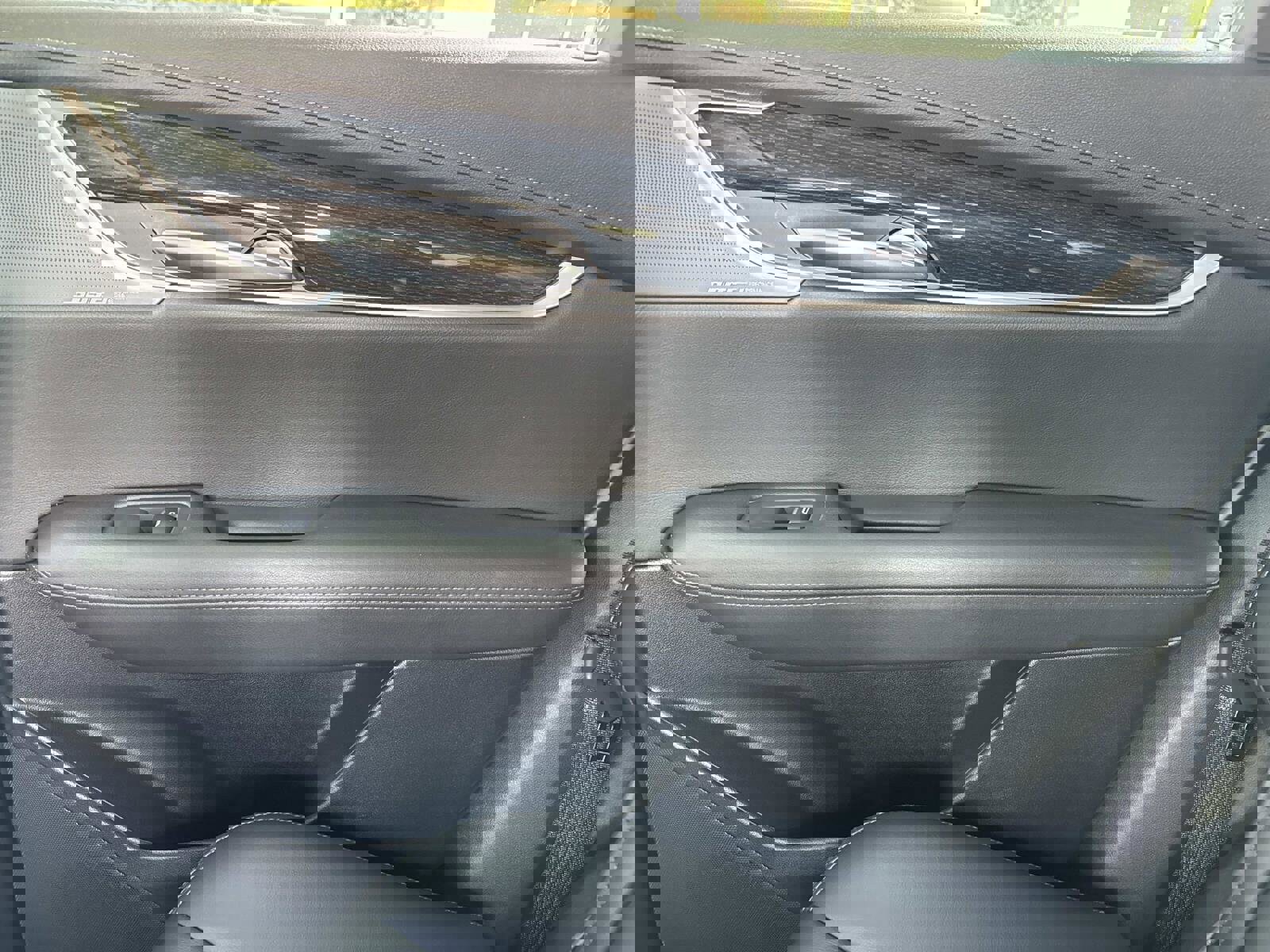 Certified 2025 Cadillac XT5 Premium Luxury image 16