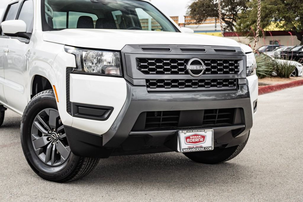 Used 2025 Nissan Frontier SV RWD image 3