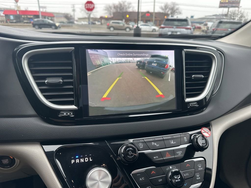 Used 2024 Chrysler Pacifica Touring-L image 16