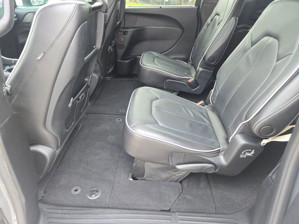 Used 2021 Chrysler Pacifica Limited w/ Uconnect Theater Family Group image 18