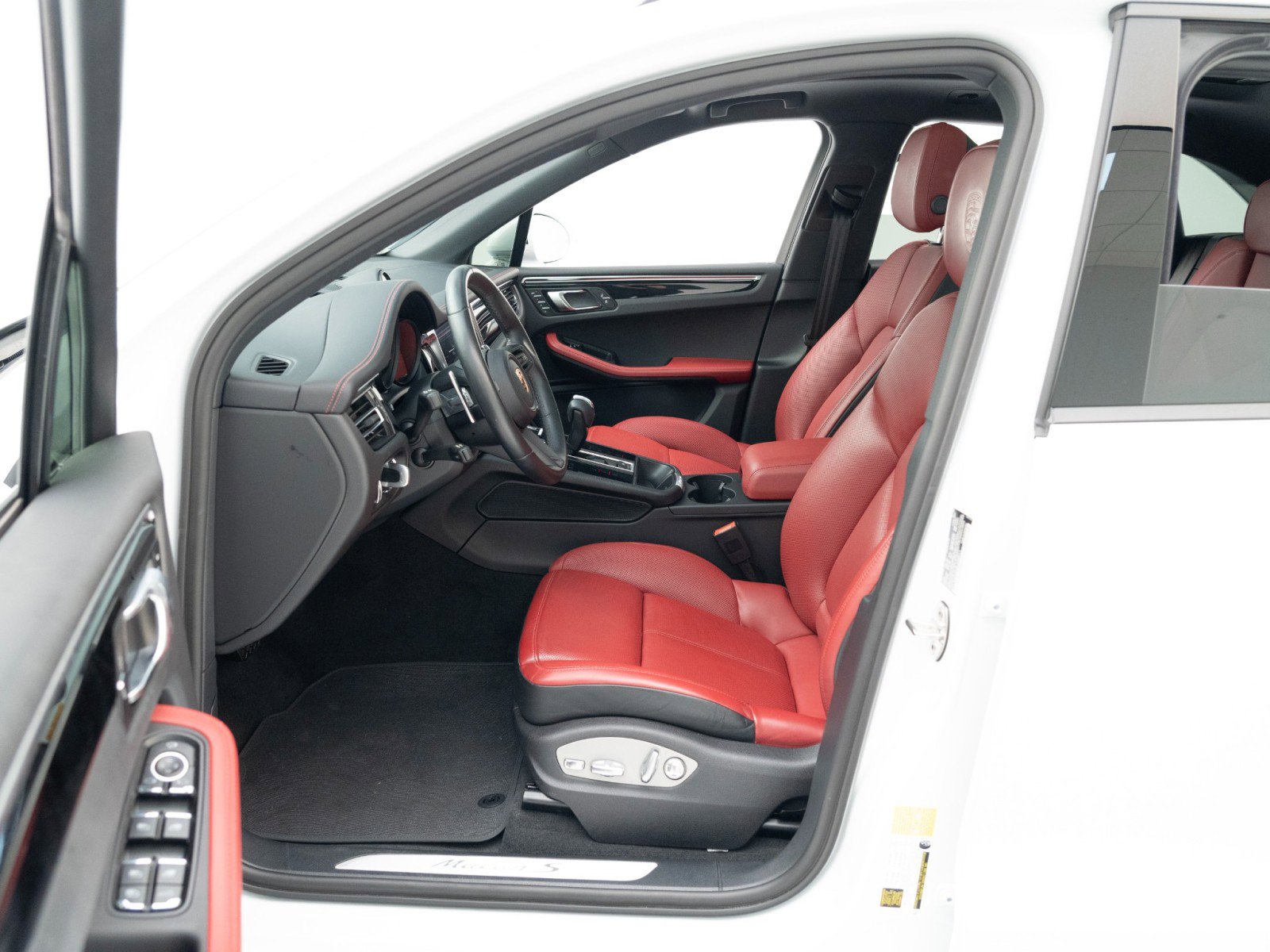 Certified 2024 Porsche Macan S image 17