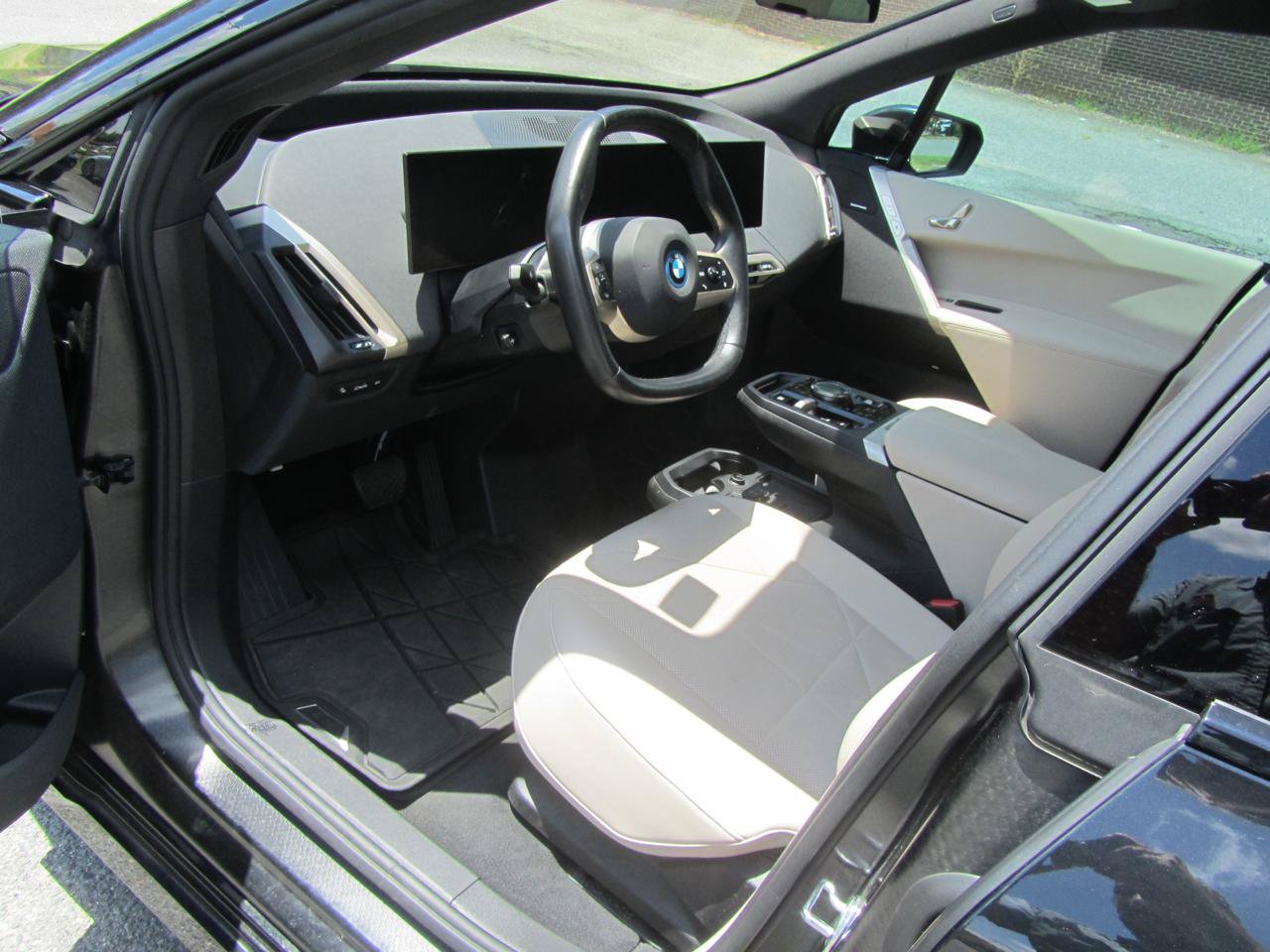 Used 2024 BMW iX xDrive50 w/ Sport Package AWD/4WD image 17