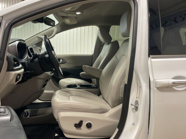 Used 2021 Chrysler Pacifica Touring-L image 15