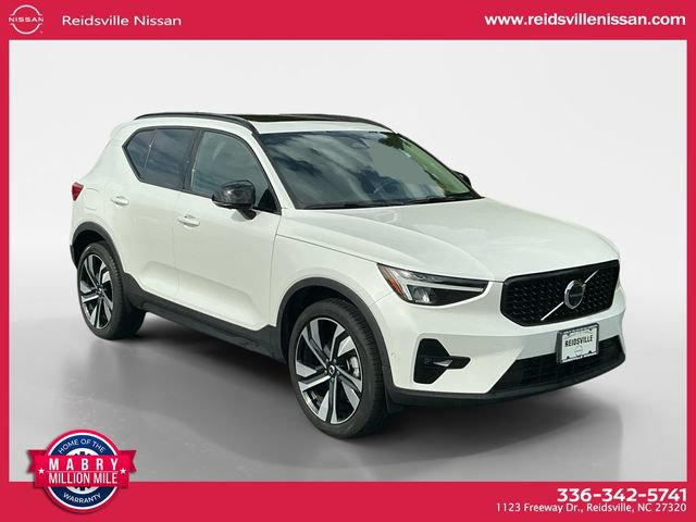 Used 2025 Volvo XC40 B5 Plus AWD/4WD image 8