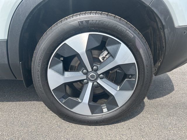 Certified 2025 Volvo XC40 B5 Plus AWD/4WD image 9