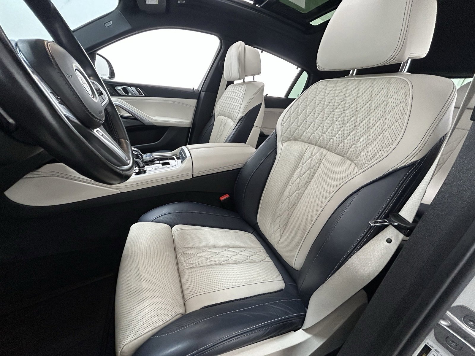 Used 2023 BMW X6 M50i w/ Executive Package image 28