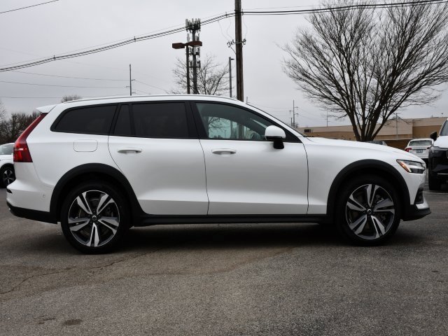 Used 2025 Volvo V60 B5 Cross Country Plus image 8