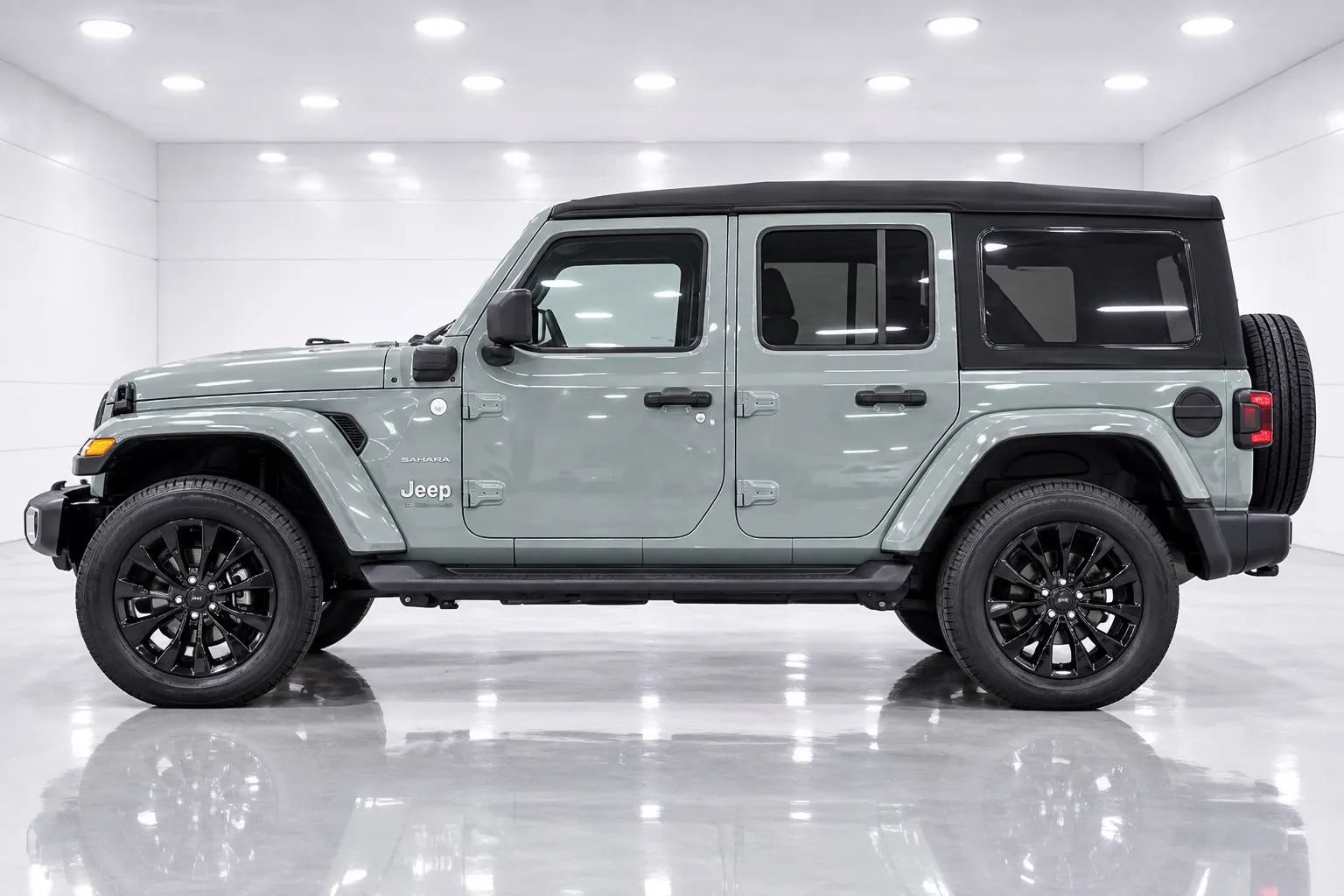 Used 2023 Jeep Wrangler Unlimited Sahara w/ Cold Weather Group AWD/4WD image 2