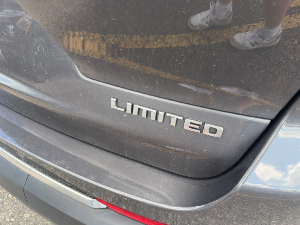 Used 2023 Jeep Grand Cherokee L Limited AWD/4WD image 9