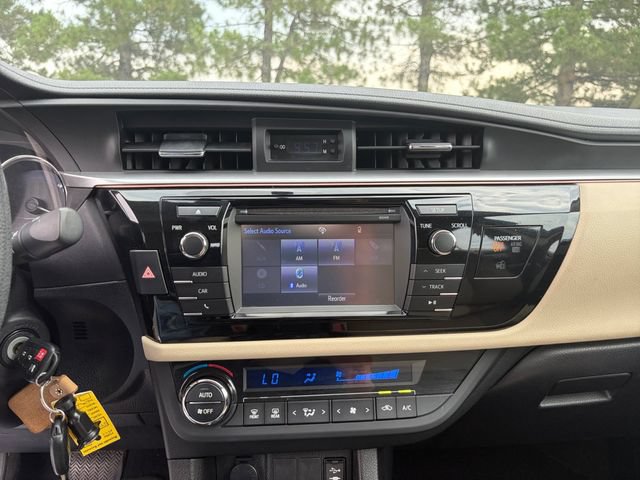 Used 2015 Toyota Corolla LE FWD image 12
