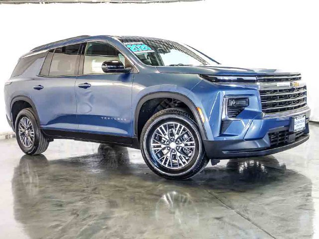 Used 2026 Chevrolet Traverse LT AWD/4WD image 2
