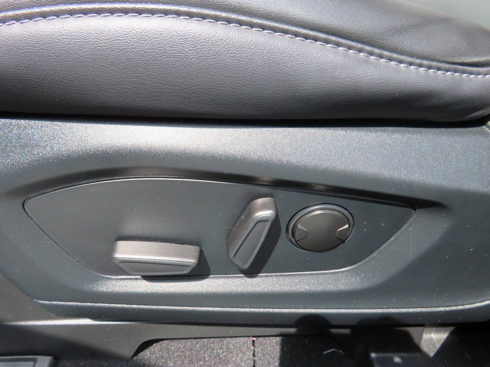 Used 2022 Ford Explorer XLT w/ Equipment Group 202A image 31