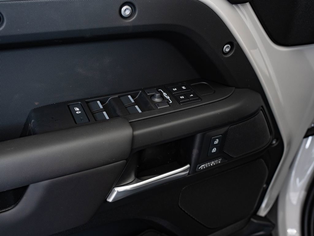 New 2026 Land Rover Defender 110 X-Dynamic SE AWD/4WD image 26