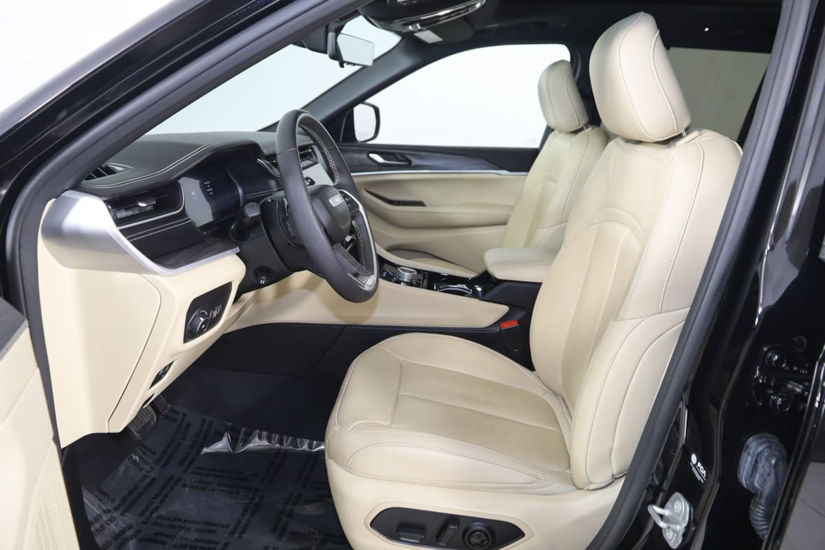 Used 2023 Jeep Grand Cherokee Limited w/ Luxury Tech Group II AWD/4WD image 12