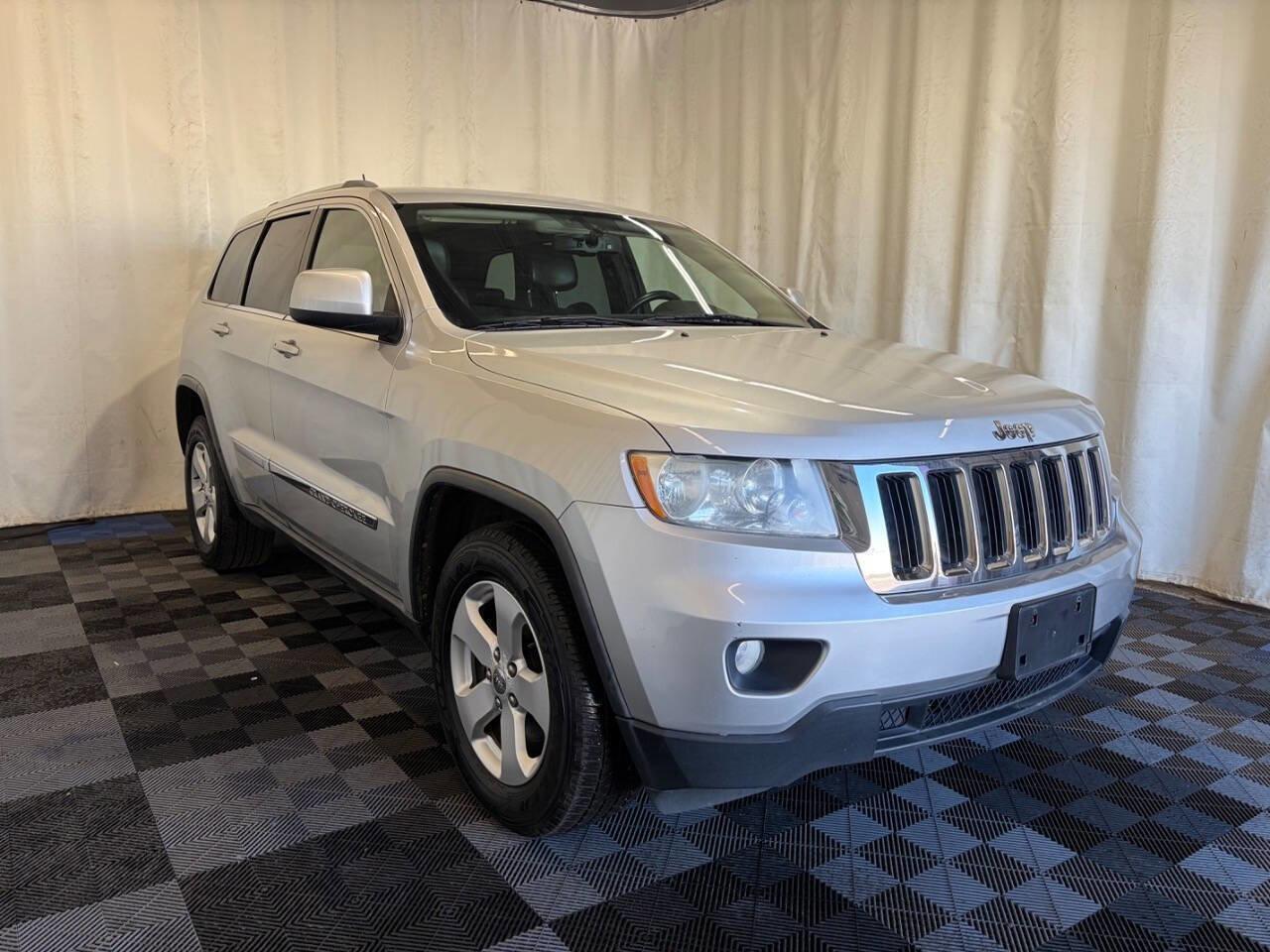 Used 2011 Jeep Grand Cherokee Laredo AWD/4WD image 3