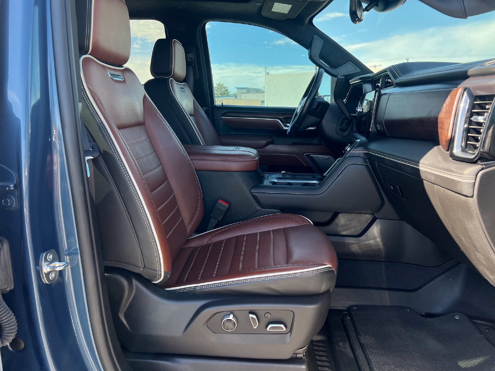 Used 2024 GMC Sierra 2500 Denali Ultimate w/ Max Trailering Package AWD/4WD image 15