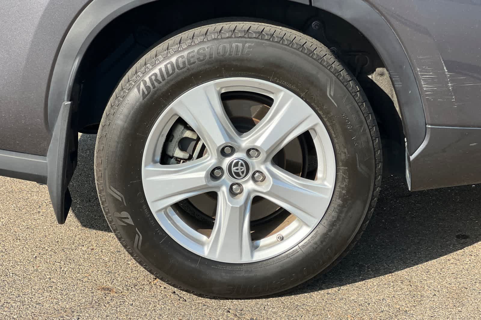 Used 2022 Toyota Highlander LE AWD/4WD image 19