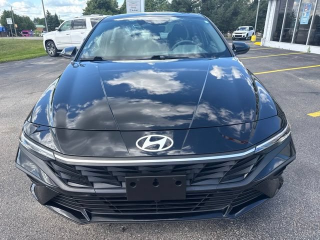 Used 2024 Hyundai Elantra SEL FWD image 2