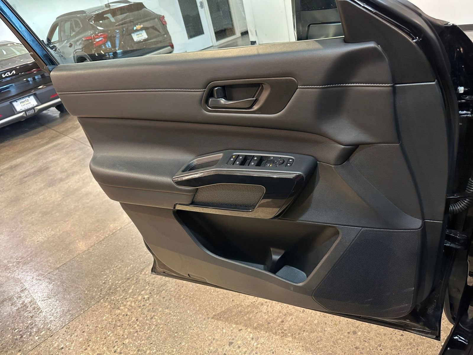 Used 2025 Nissan Pathfinder SV image 18