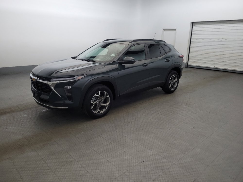Used 2025 Chevrolet Trax LT FWD image 2