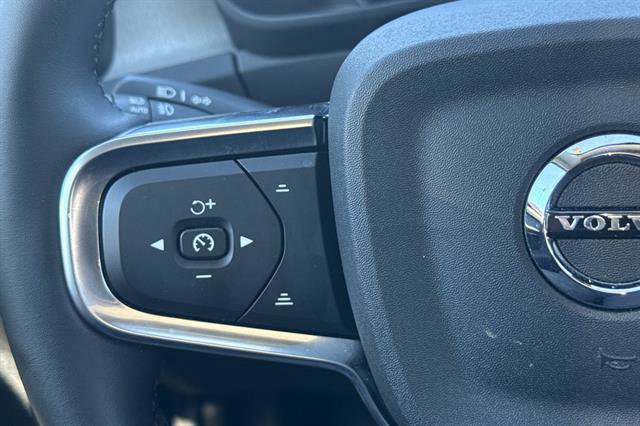 Certified 2025 Volvo XC40 B5 Core AWD/4WD image 27