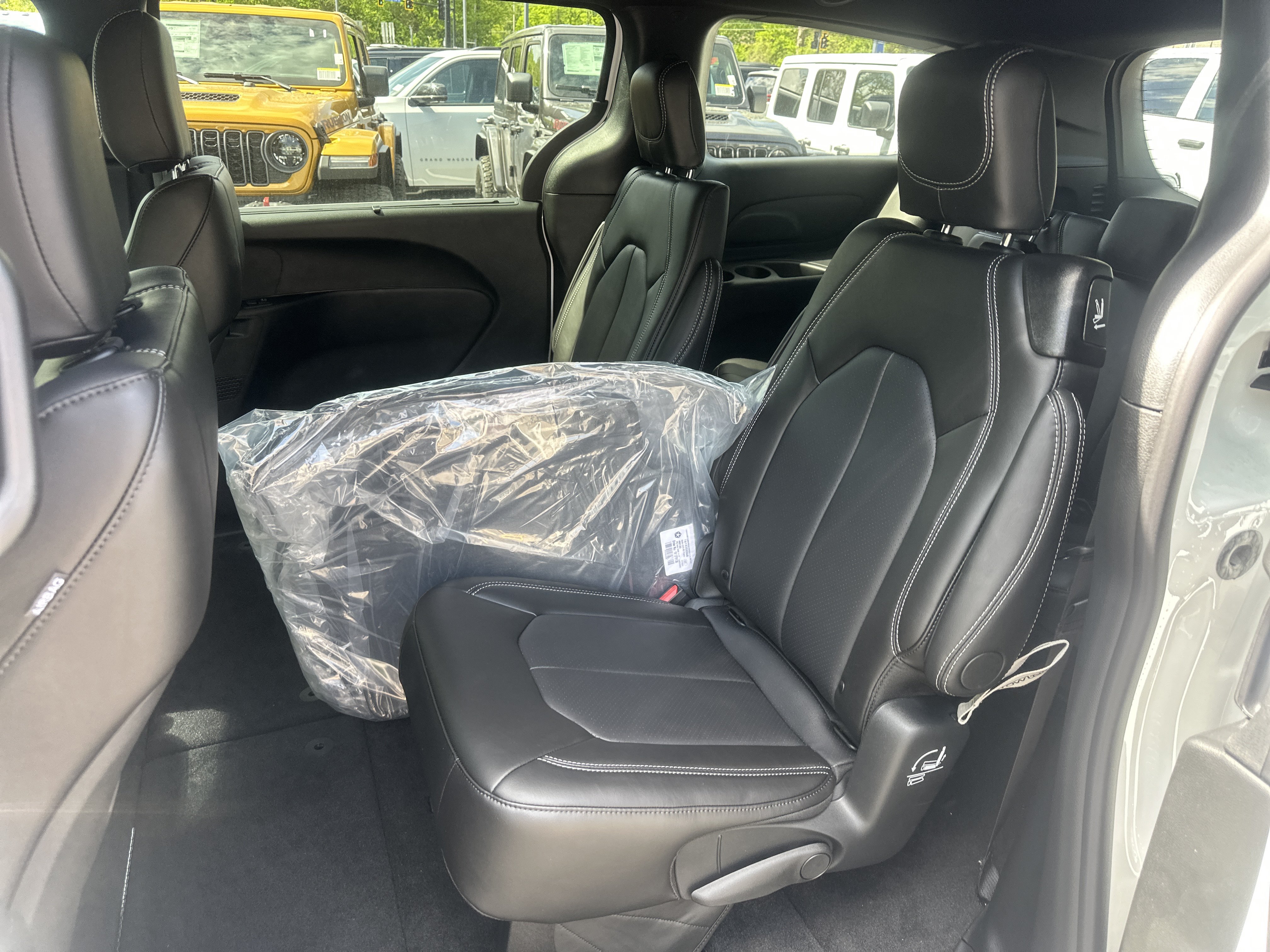 New 2027 Chrysler Pacifica Select FWD image 28