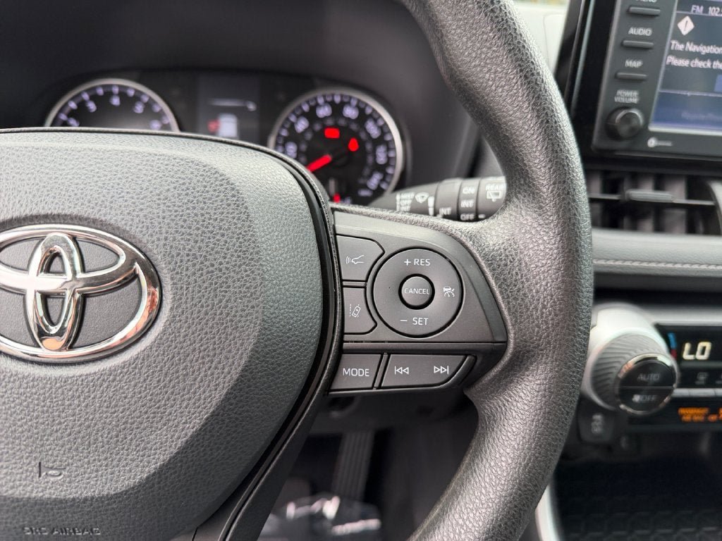 Used 2022 Toyota RAV4 XLE w/ Convenience Package FWD image 16