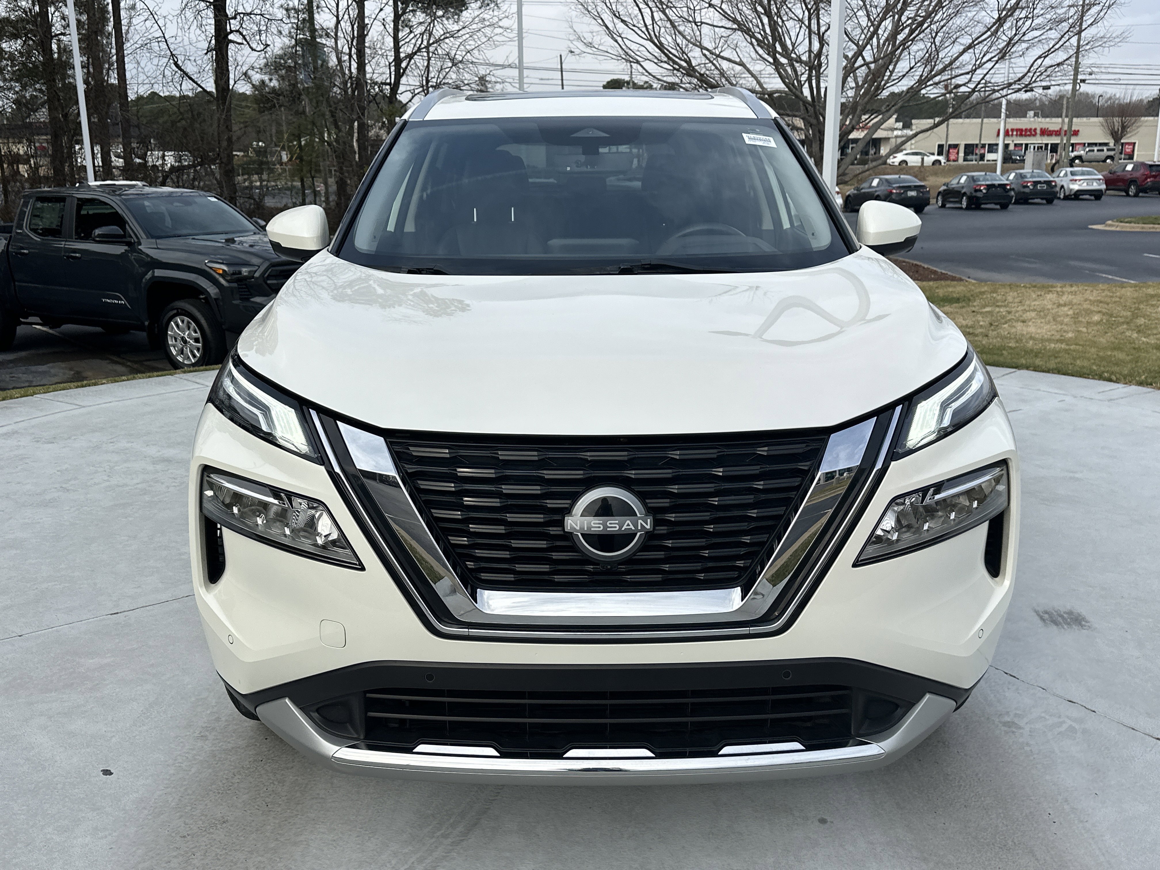 Used 2023 Nissan Rogue Platinum w/ Platinum Premium Package image 3