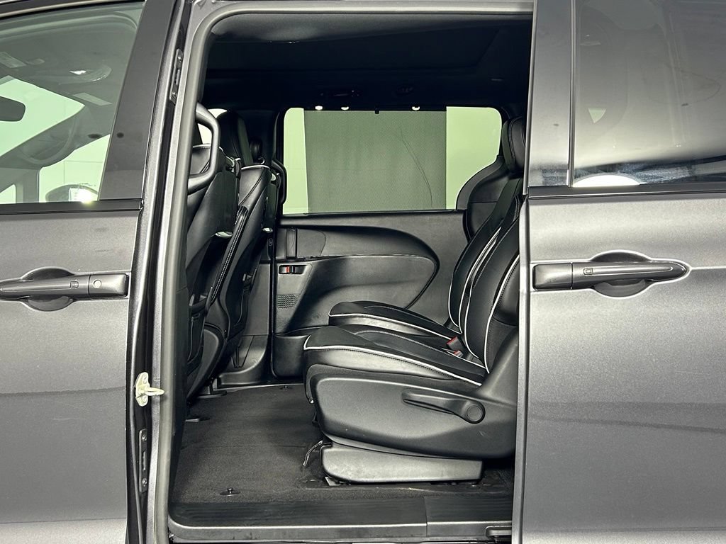 Used 2023 Chrysler Pacifica Limited w/ Uconnect Theater Family Group FWD image 17