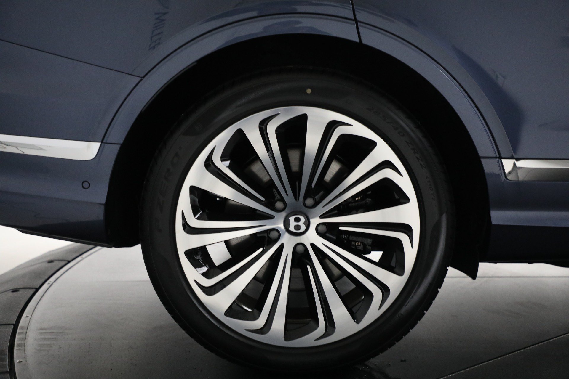 Certified 2025 Bentley Bentayga Extended Wheelbase AWD/4WD image 47