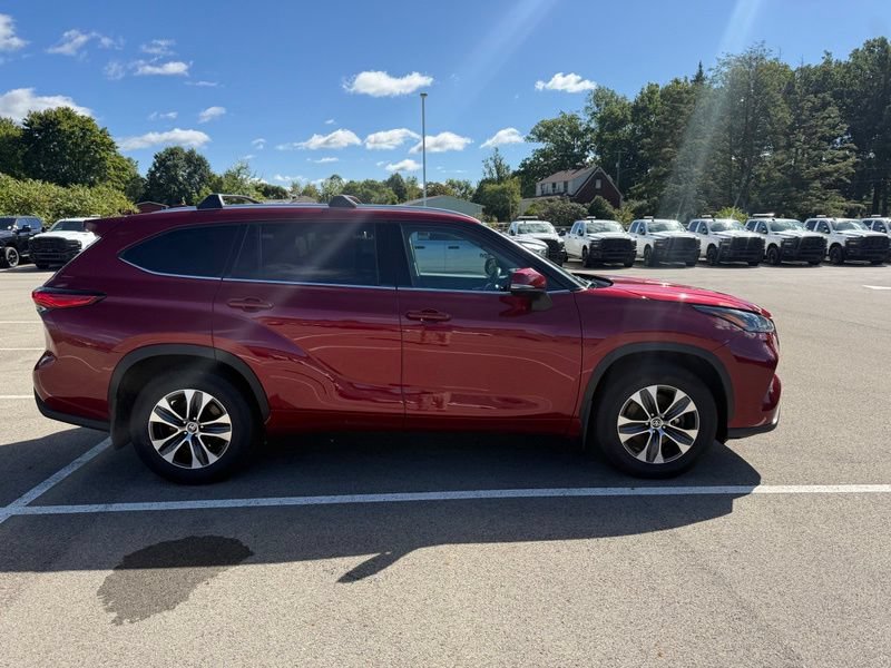 Used 2022 Toyota Highlander XLE AWD/4WD image 15
