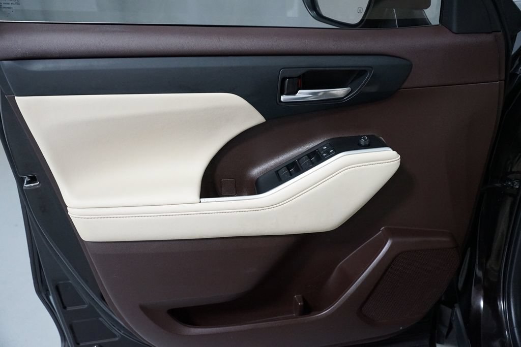 Certified 2021 Toyota Highlander XLE FWD image 30