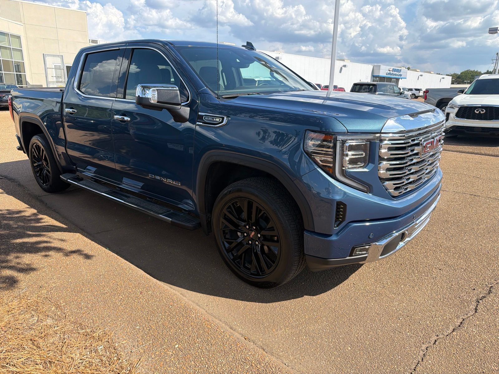 Used 2024 GMC Sierra 1500 Denali w/ Technology Package AWD/4WD image 4