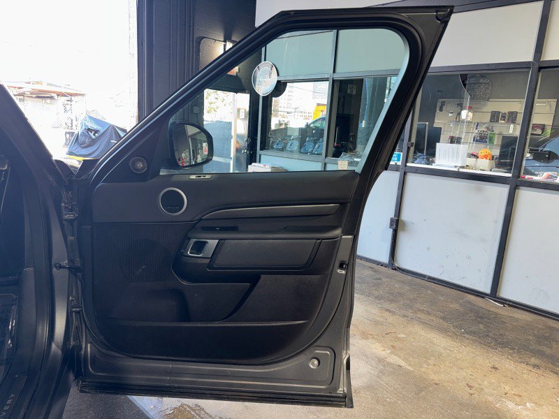 Used 2017 Land Rover Discovery HSE image 22