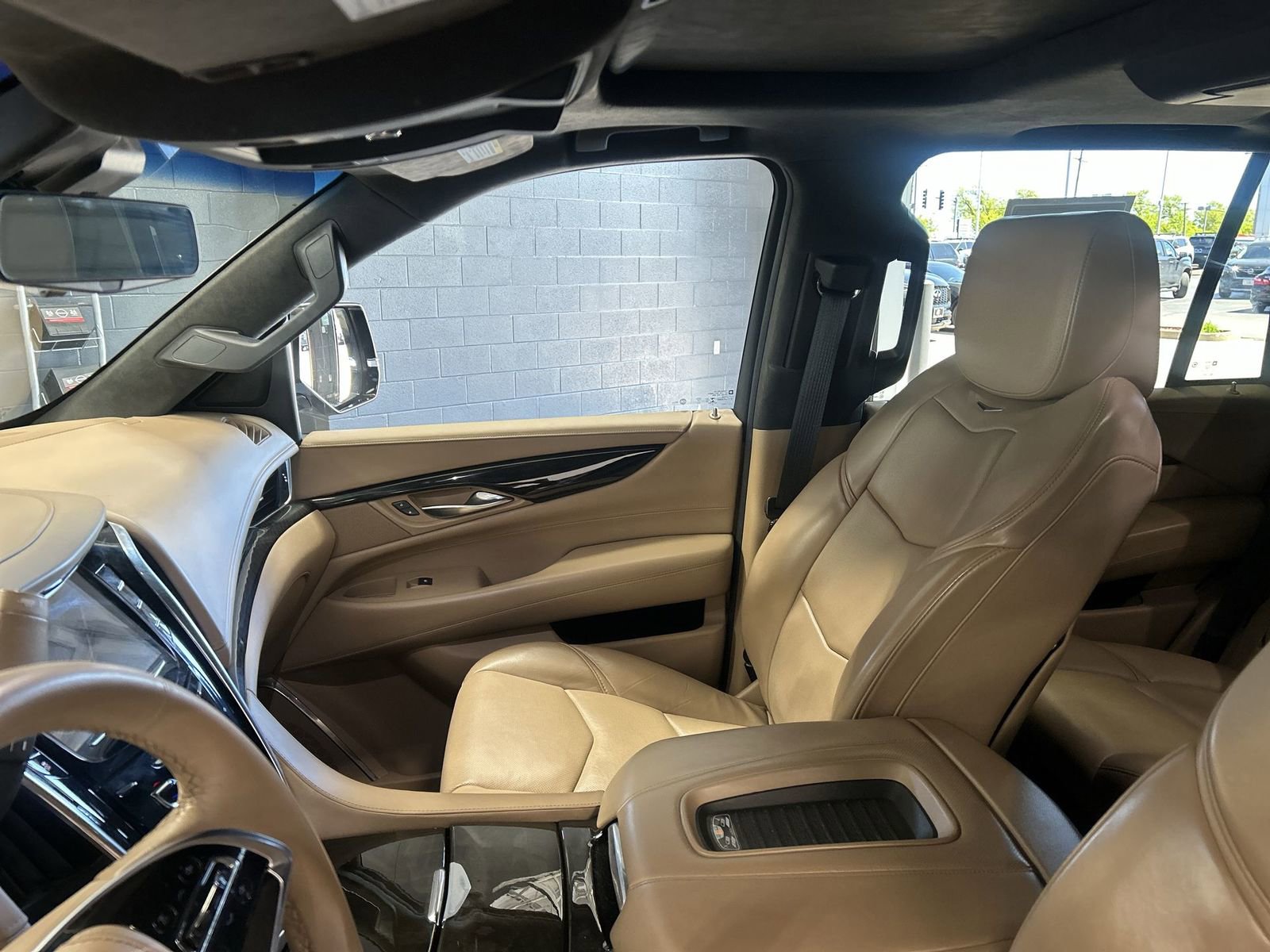 Used 2018 Cadillac Escalade Platinum AWD/4WD image 3
