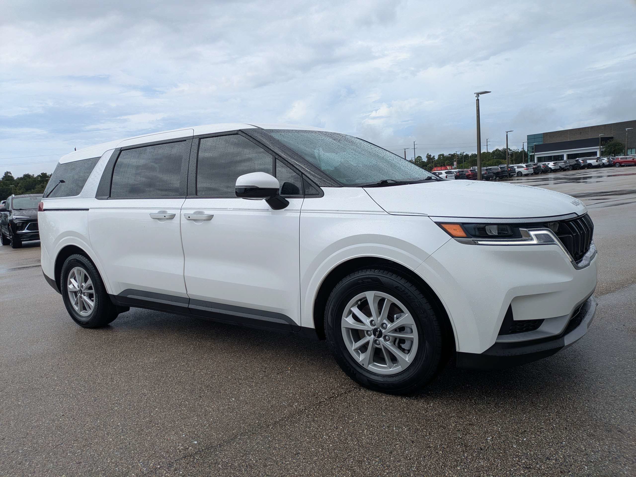 Certified 2024 Kia Carnival LX FWD image 2
