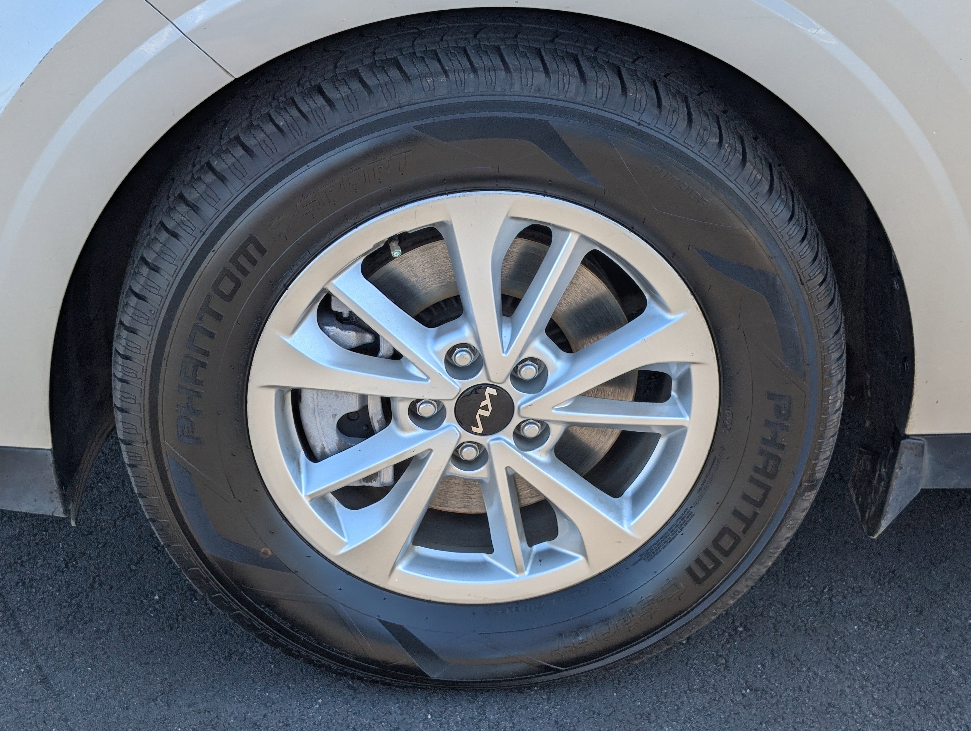 Used 2023 Kia Carnival LX image 13