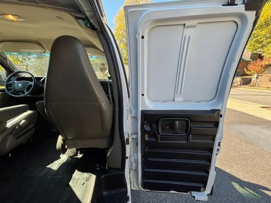 Used 2019 Chevrolet Express 2500 Extended image 24