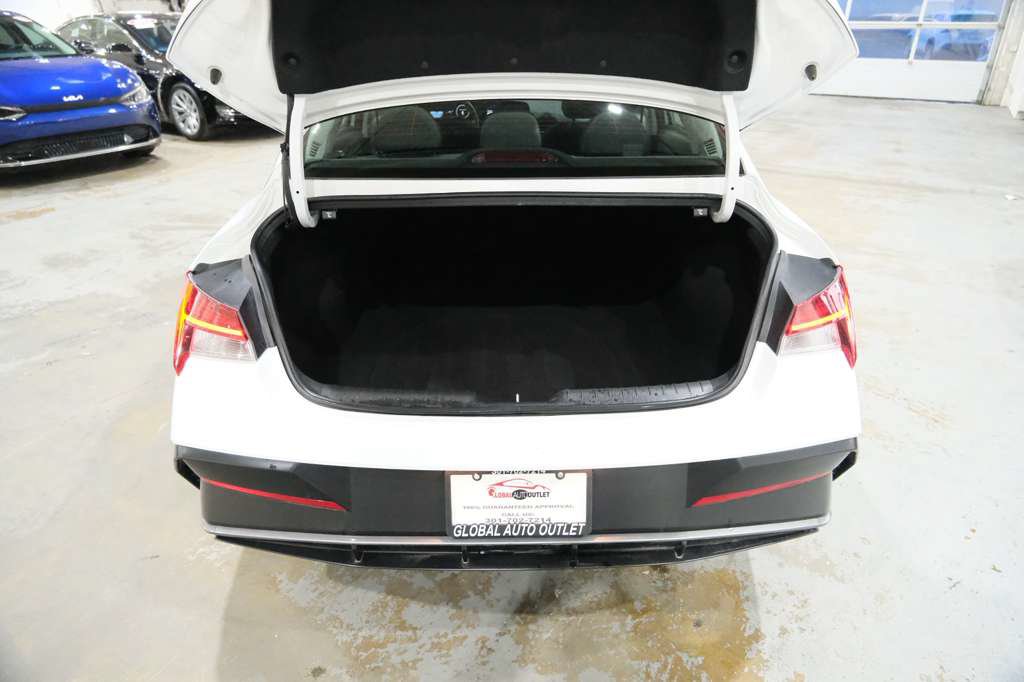 Used 2025 Hyundai Elantra SEL FWD image 10