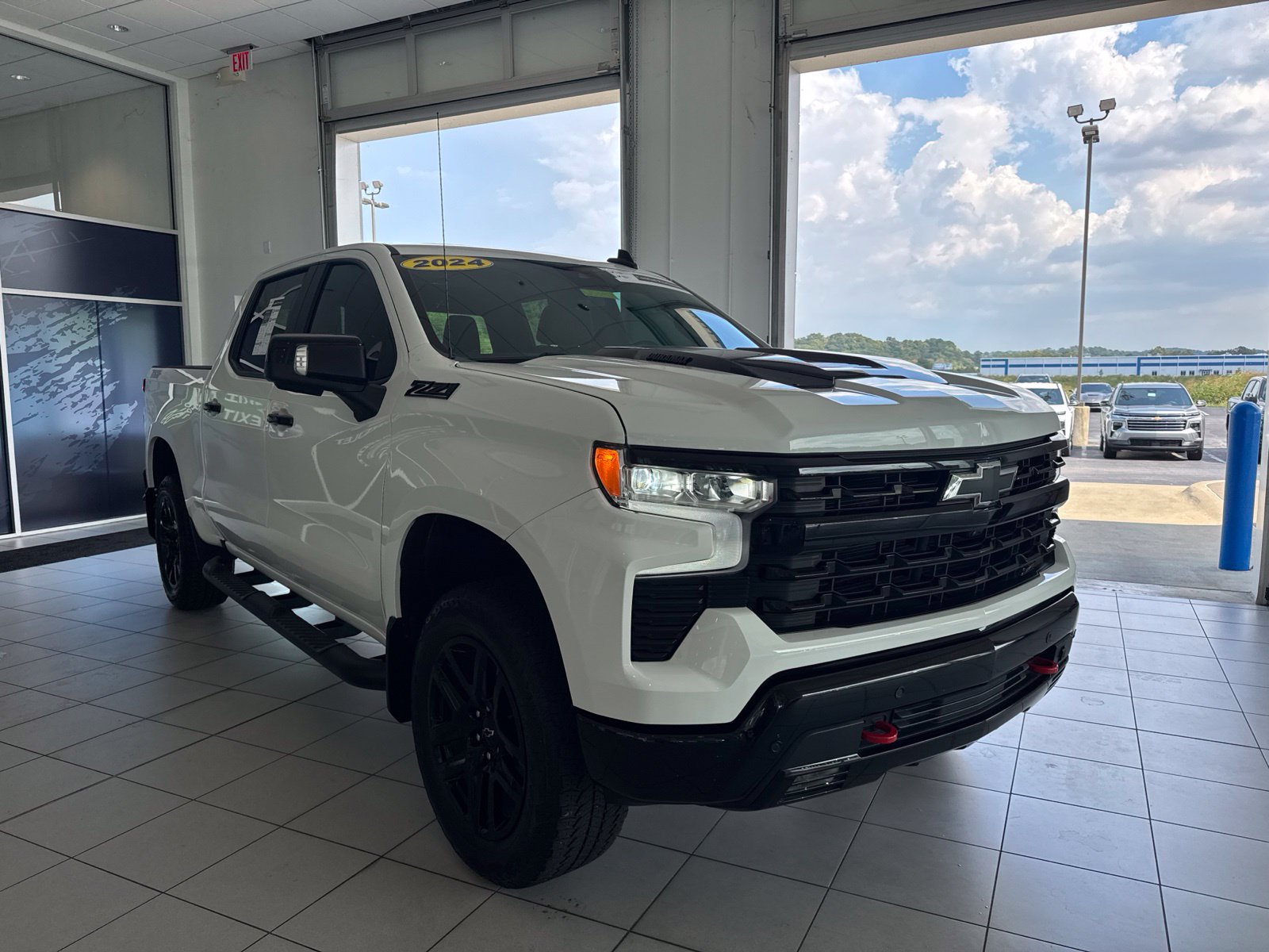 Used 2024 Chevrolet Silverado 1500 LT Trail Boss w/ Convenience Package II AWD/4WD image 3