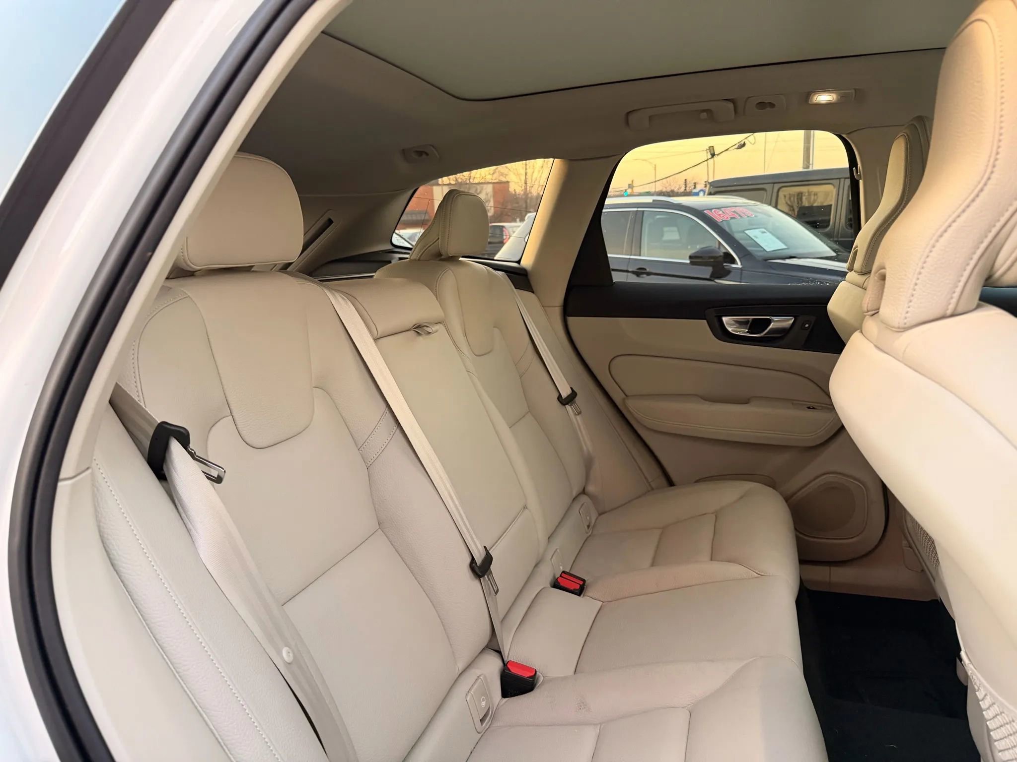 Used 2022 Volvo XC60 B5 Momentum AWD/4WD image 31
