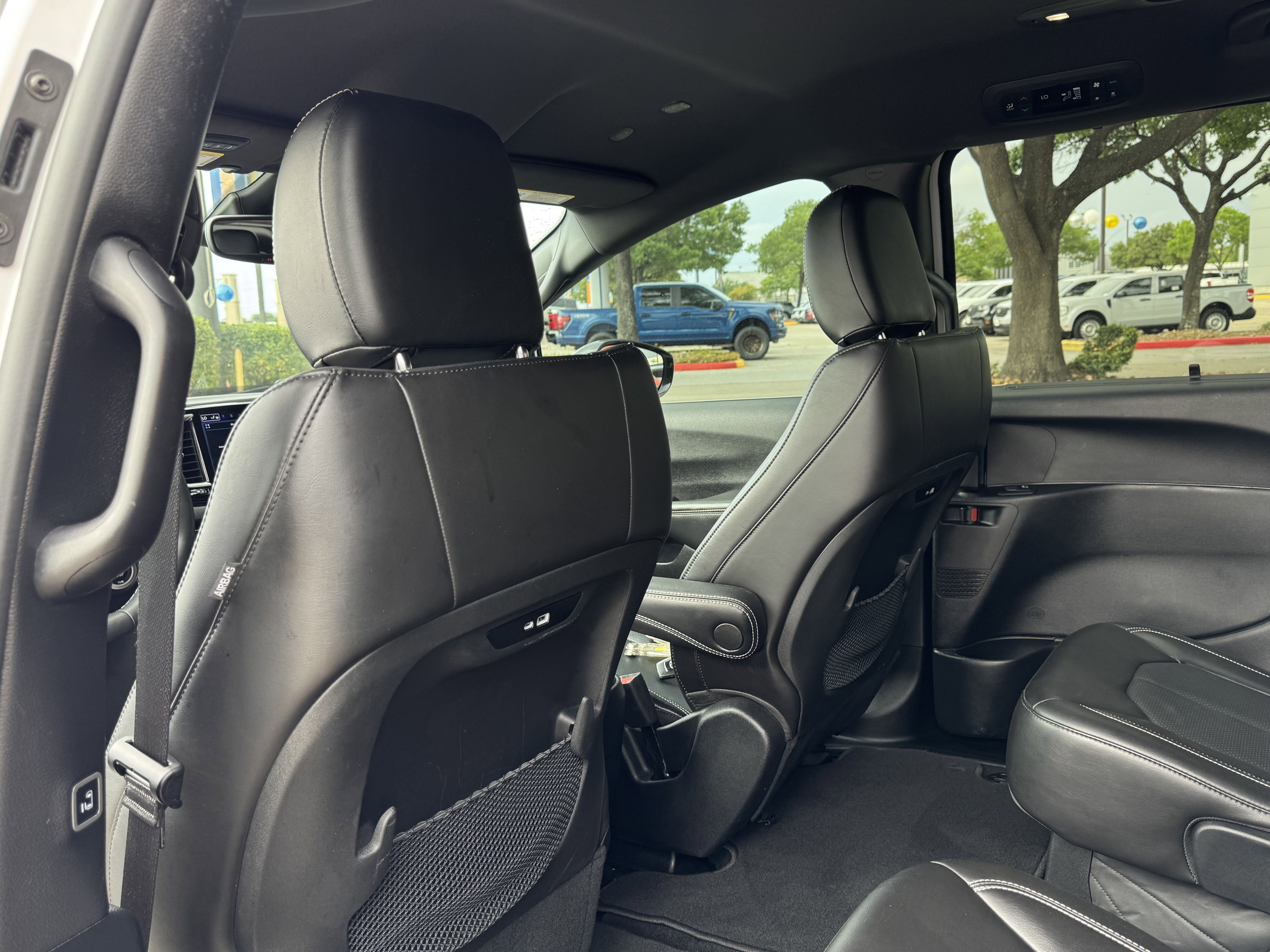 Used 2025 Chrysler Pacifica Select image 14