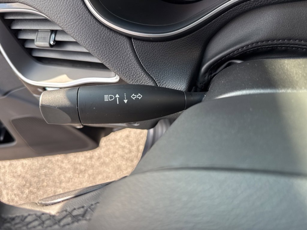 Used 2023 Jeep Cherokee Altitude Lux image 32