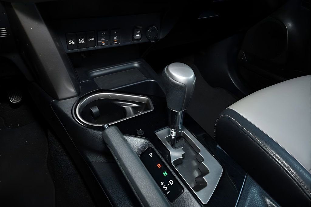 Used 2016 Toyota RAV4 Limited image 31