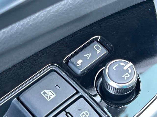 Used 2025 Toyota Sienna Platinum AWD/4WD image 19
