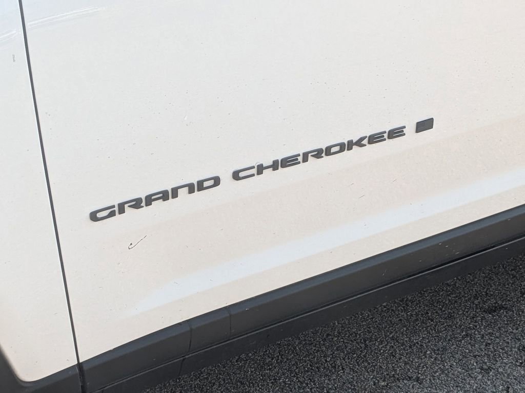Used 2023 Jeep Grand Cherokee Limited w/ Black Appearance Package AWD/4WD image 10