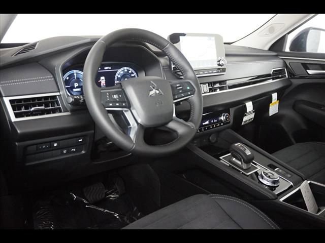 Used 2025 Mitsubishi Outlander SE image 14