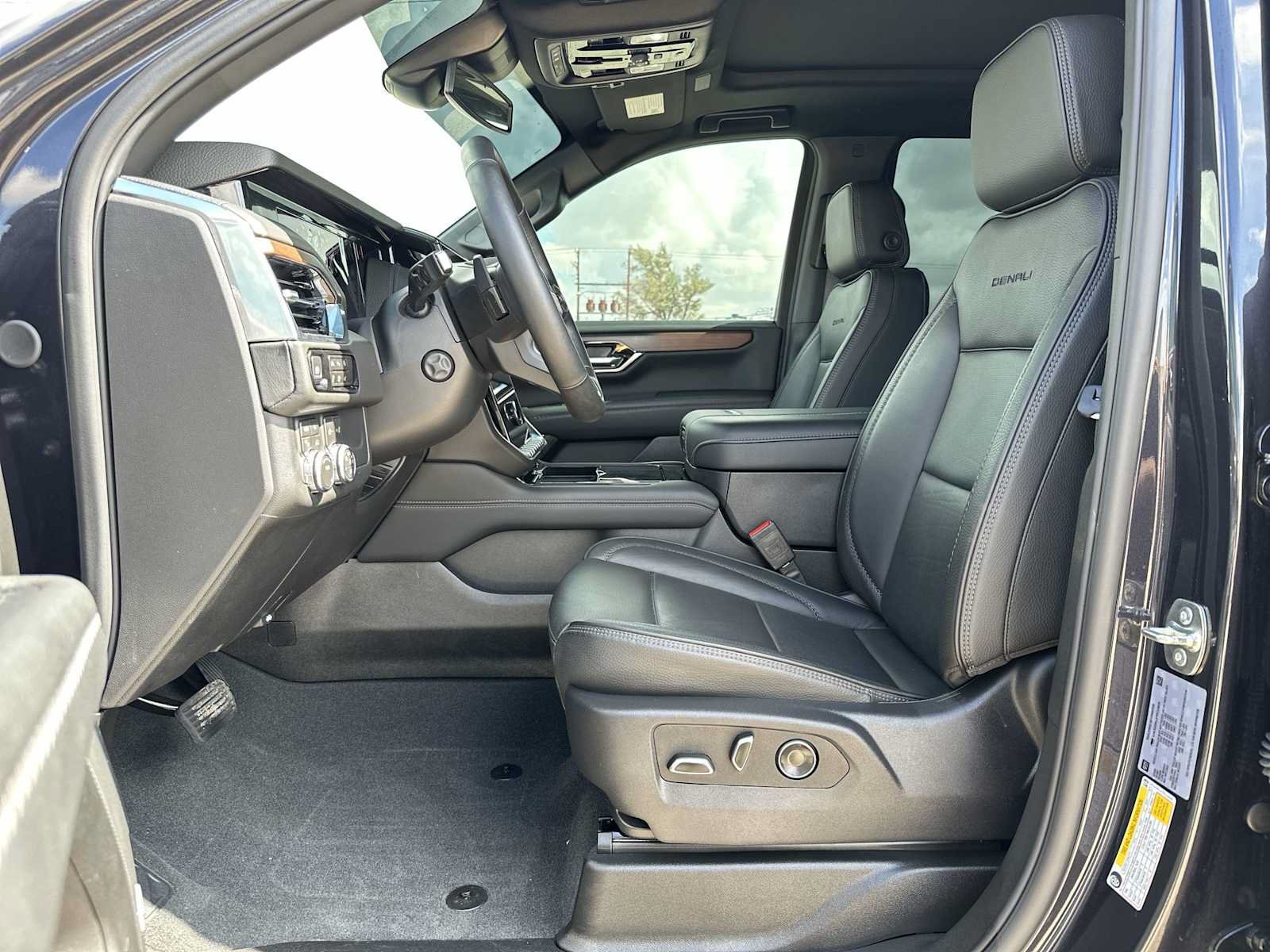 Used 2026 GMC Yukon Denali w/ Sun & Power Step Package AWD/4WD image 19